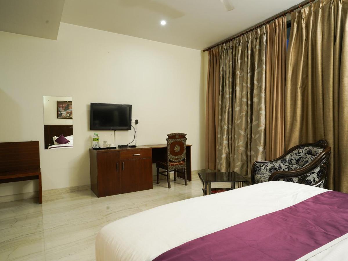 Lime Tree Hotel Sushant Lok Gurgaon Sector 29 Next To Iffco Chowk Metro 외부 사진