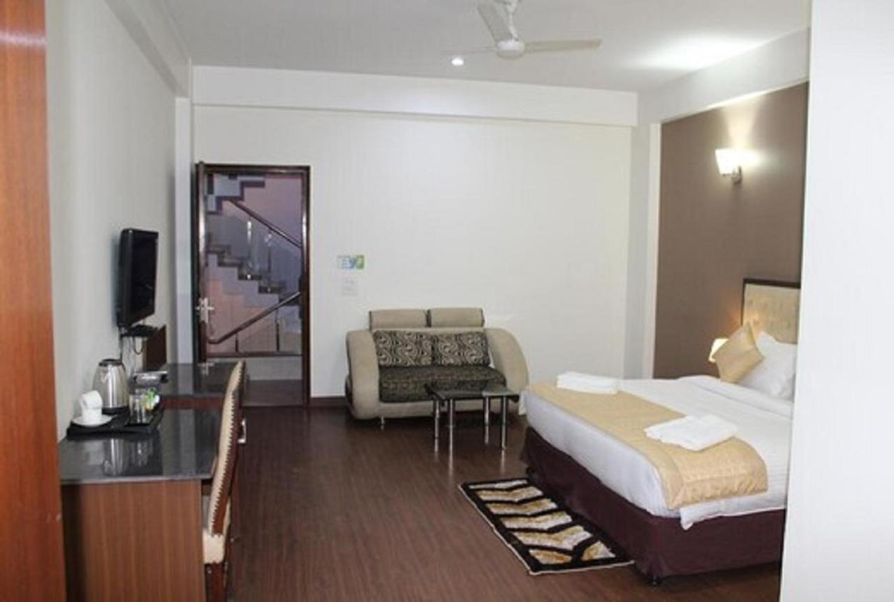 Lime Tree Hotel Sushant Lok Gurgaon Sector 29 Next To Iffco Chowk Metro 외부 사진