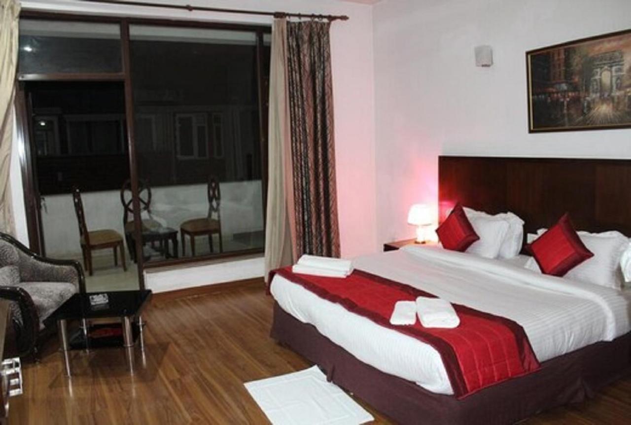 Lime Tree Hotel Sushant Lok Gurgaon Sector 29 Next To Iffco Chowk Metro 외부 사진
