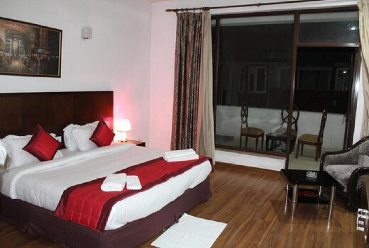 Lime Tree Hotel Sushant Lok Gurgaon Sector 29 Next To Iffco Chowk Metro 외부 사진